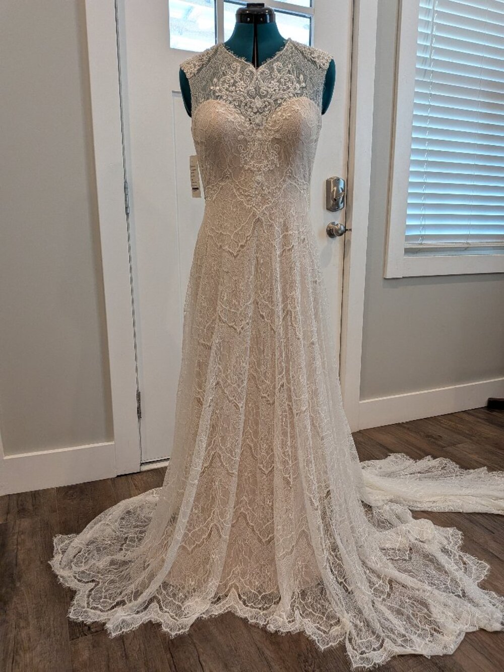 Chic Nostalgia Berri US10 Ivory/Blush lace pearl wedding dress - sample w tags